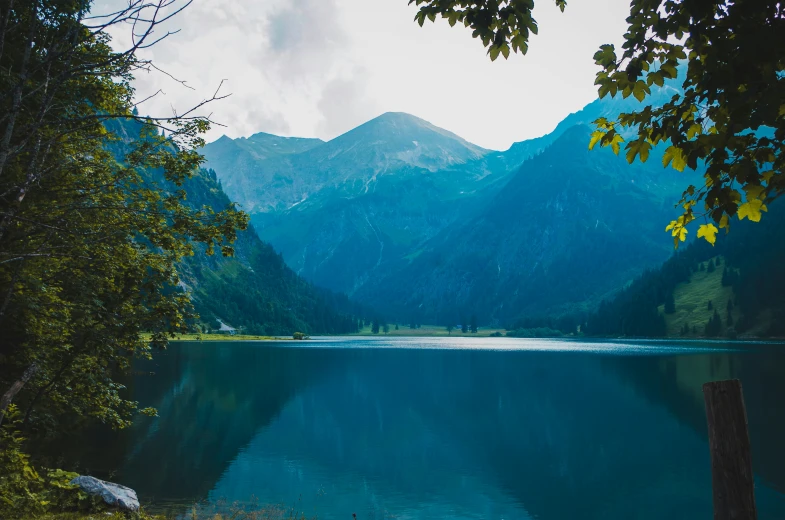 a po taken of a beautiful mountain lake