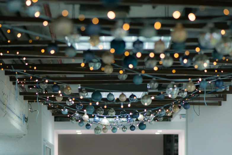 a ceiling full of lights in a room