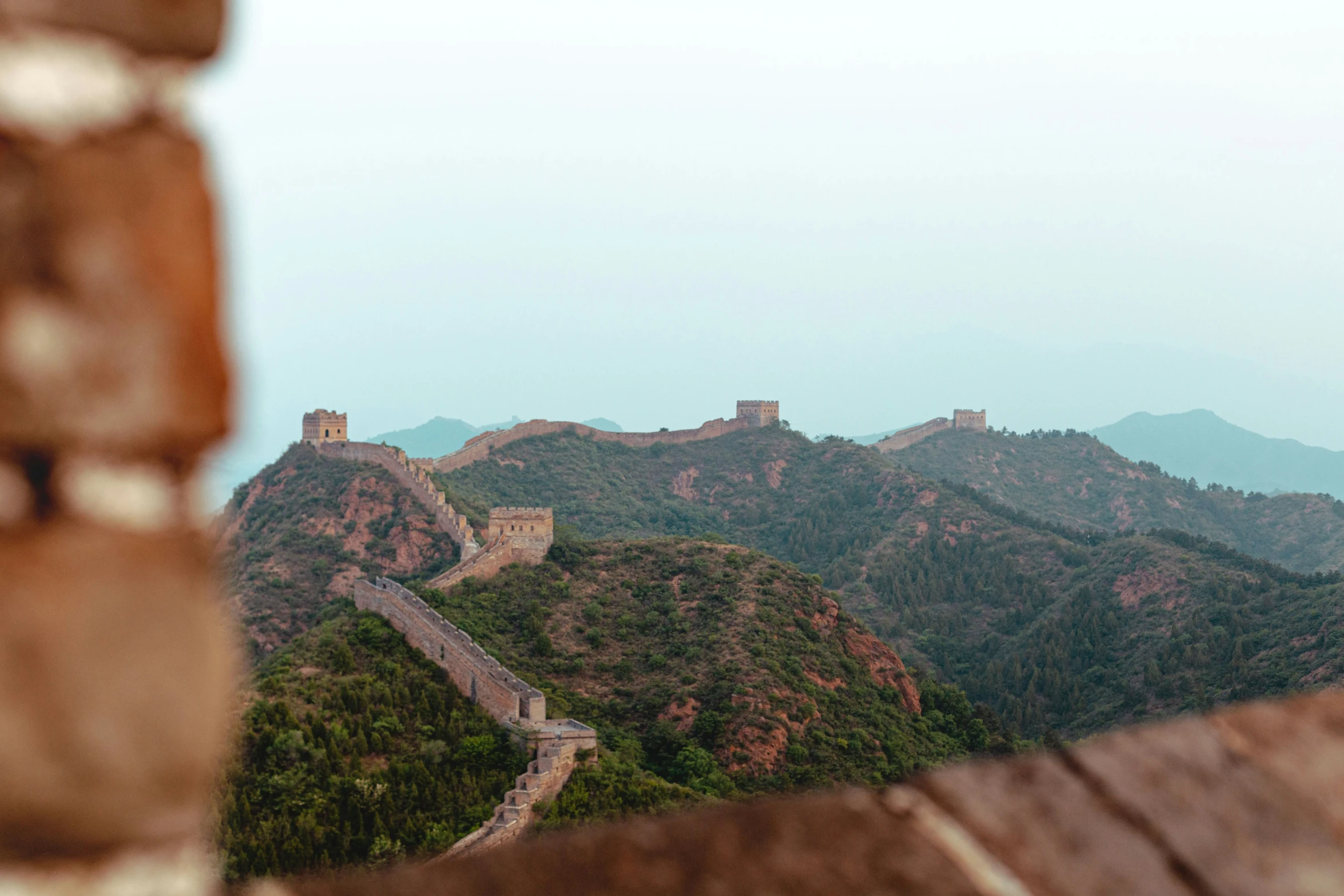 the great wall is surrounded by mountains