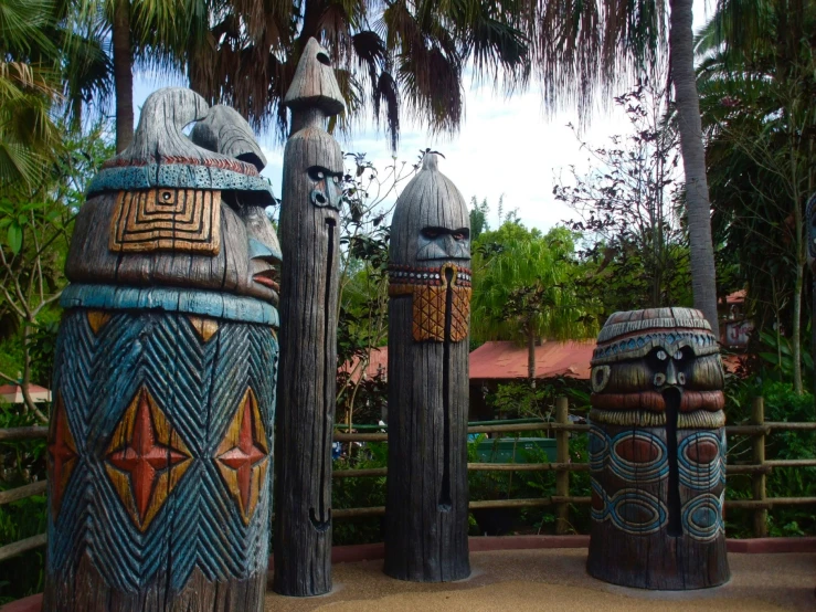 a statue made out of wooden poles and chains with tribal designs