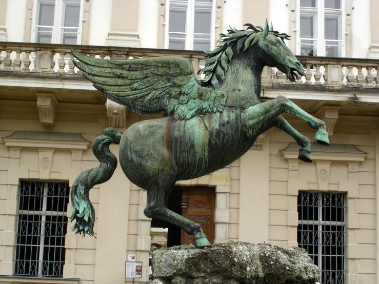 a horse statue stands with it's tail out on its hind legs