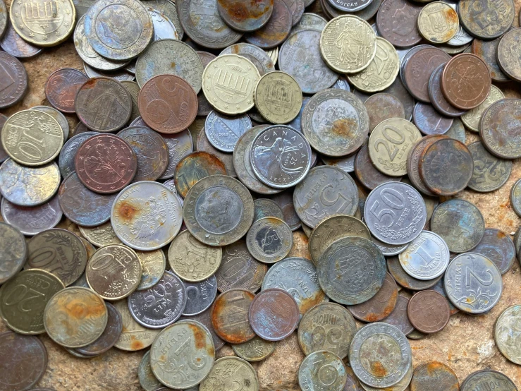 many coins are sitting in a pile