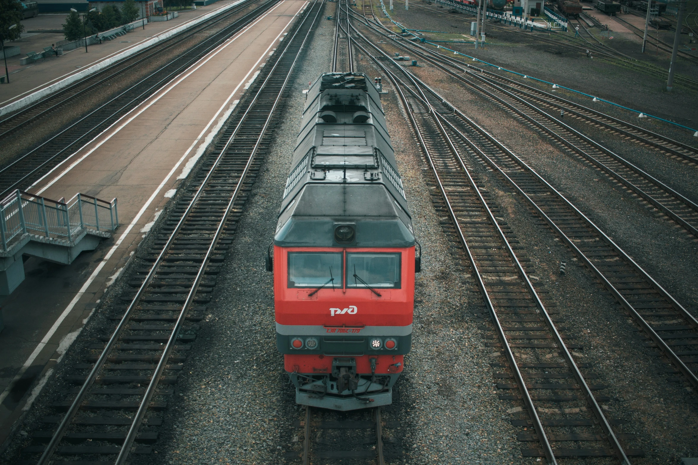 an overhead view of a train moving along tracks