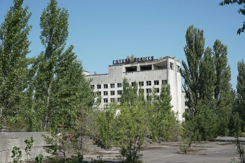 the building has no roof and windows