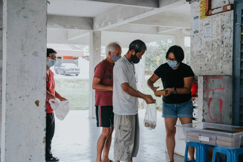 people are wearing a face mask to protect from the corona