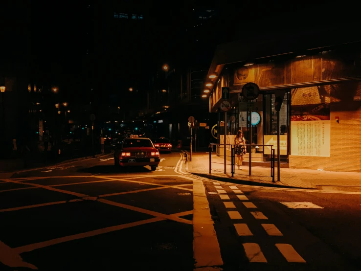 an intersection in the dark with cars at night