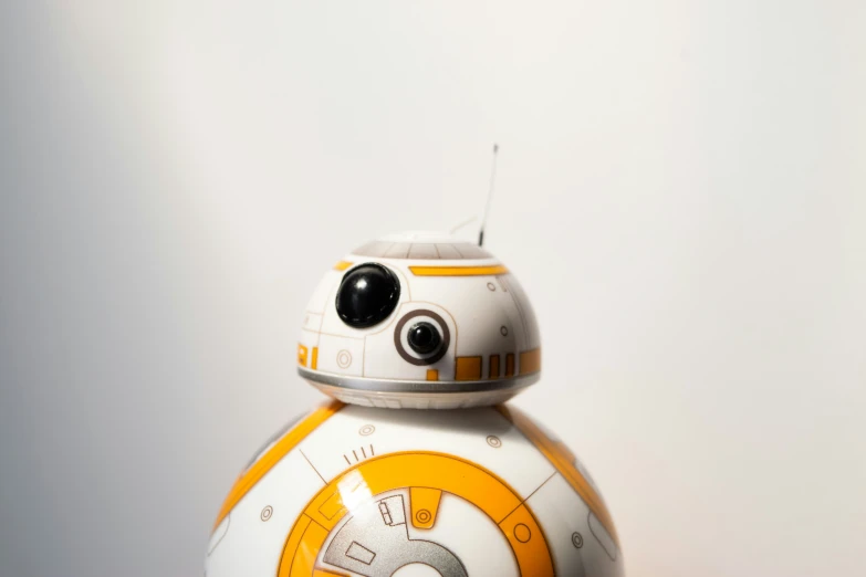 the bbg droid model has eyes and nose