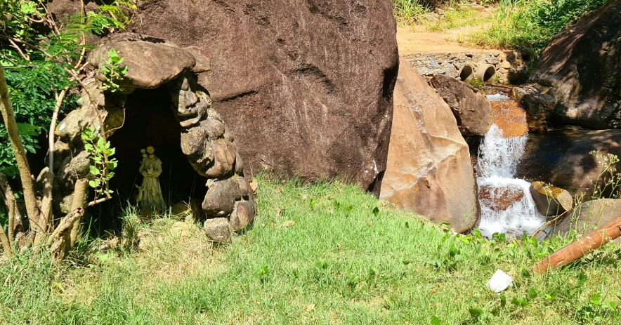 rocks are arranged around the water in a small cave