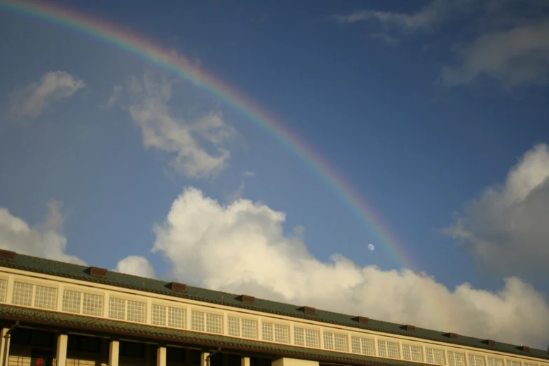 a rainbow that is in the sky over some houses