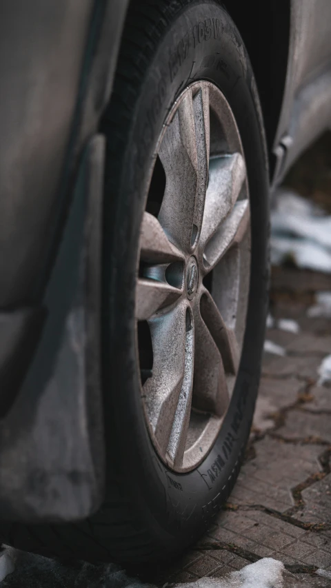 a tire on a car in the snow