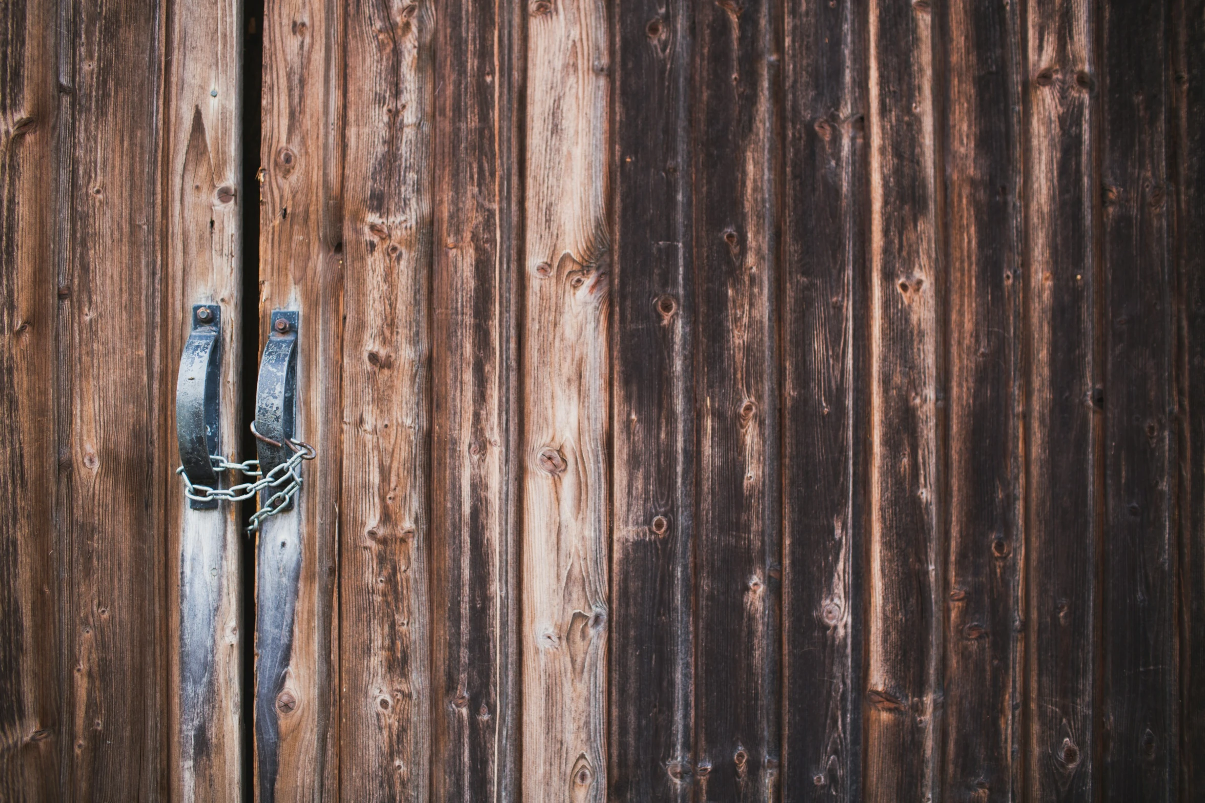 a lock is on the back of a door