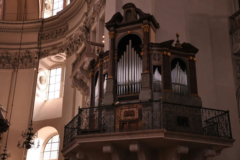 an old pipe organ sitting in a very large room