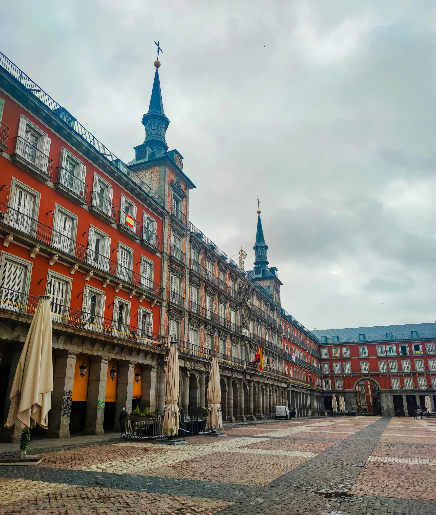 buildings are lined up against the blue sky