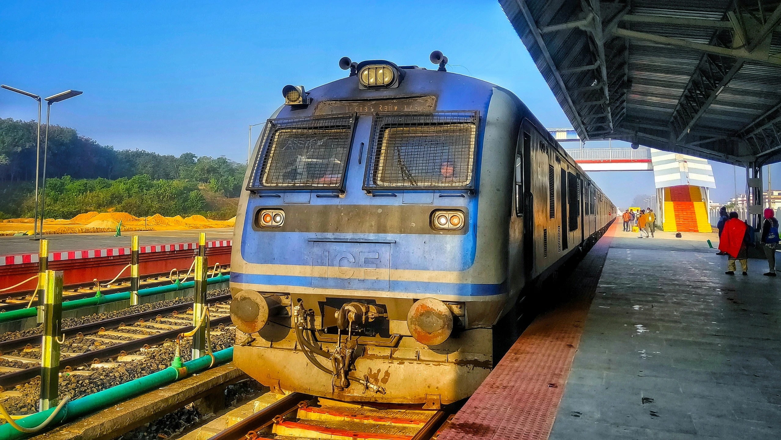 a train stopped at the station on the tracks