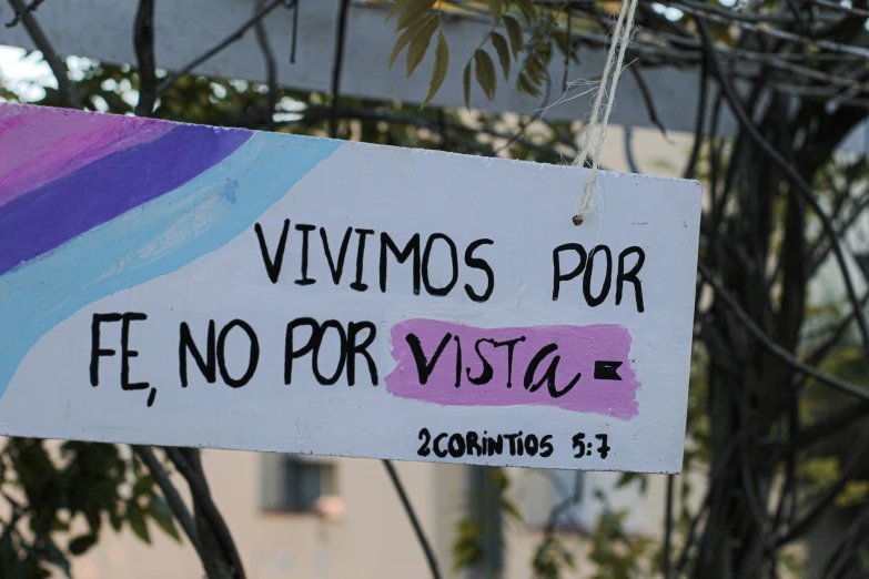 a sign with the word vitivros para fe no por vista written underneath it
