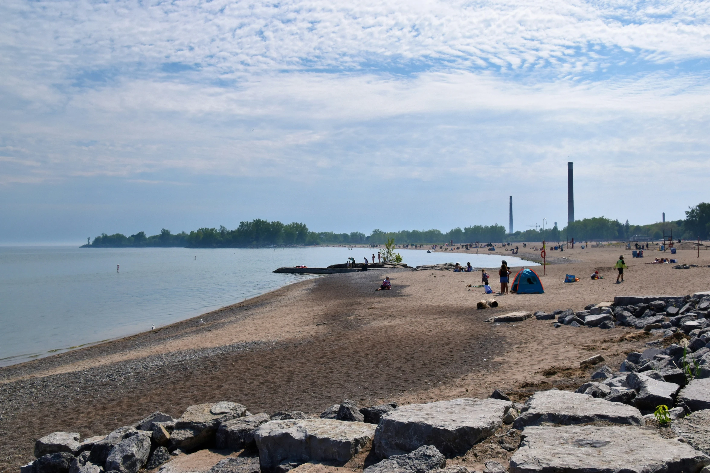 many people are at the water's edge in this beach