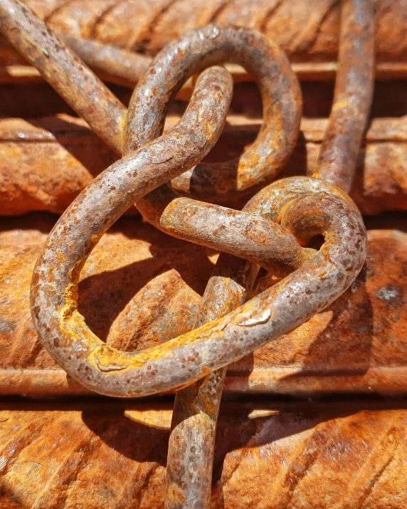 chains are intertwined to each other and connected together