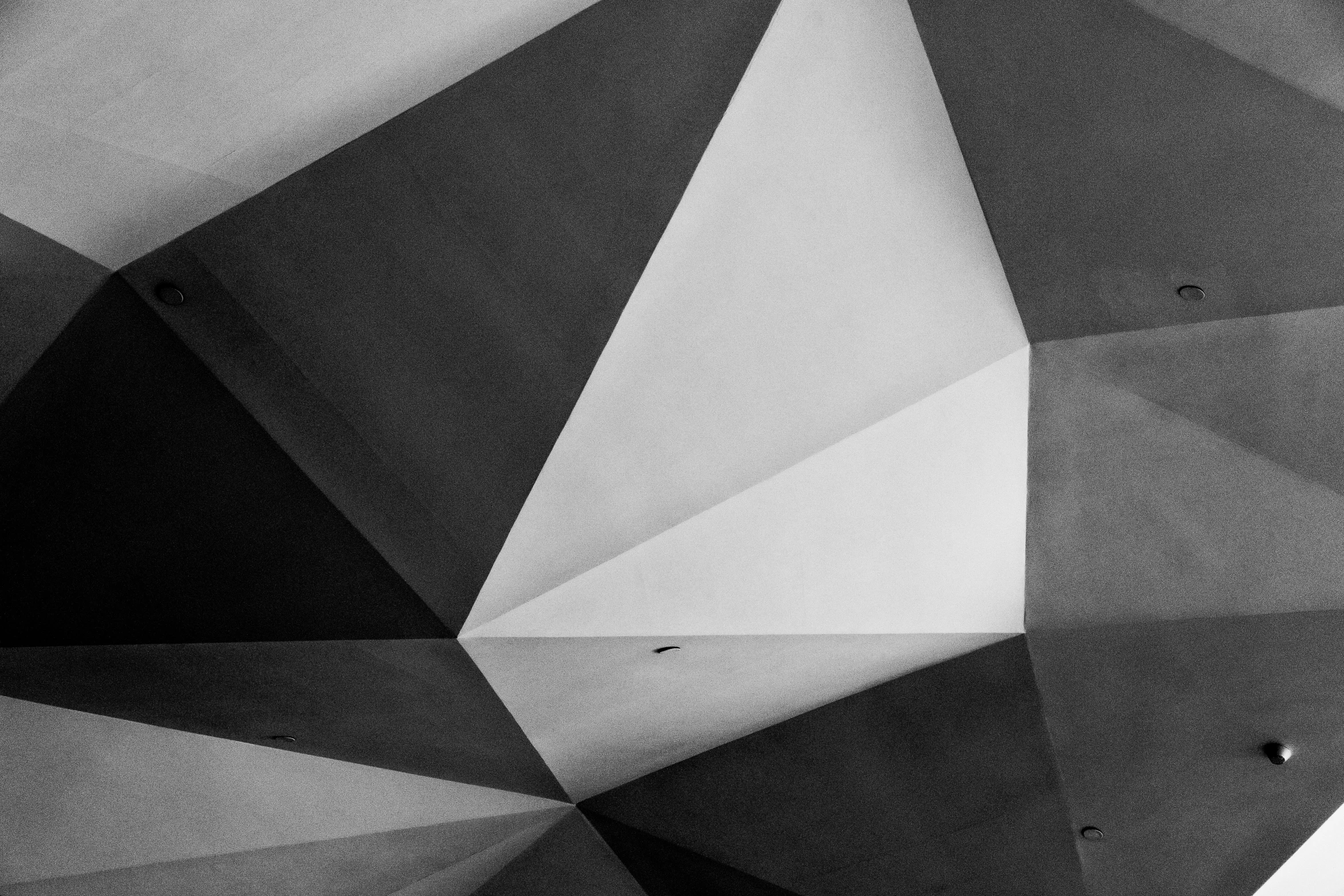 a black and white image of many triangles