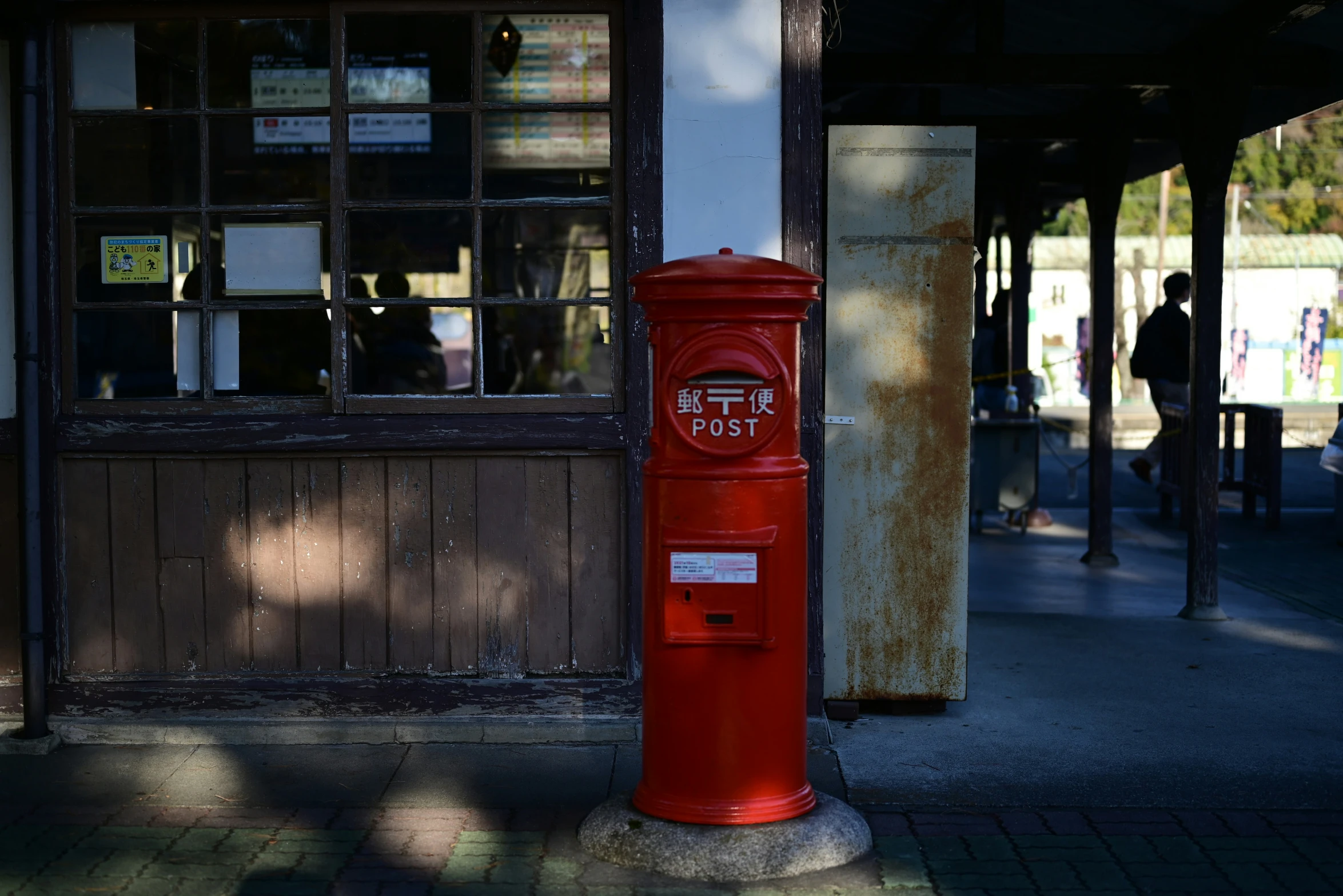 a post has been placed in the street, next to a storefront