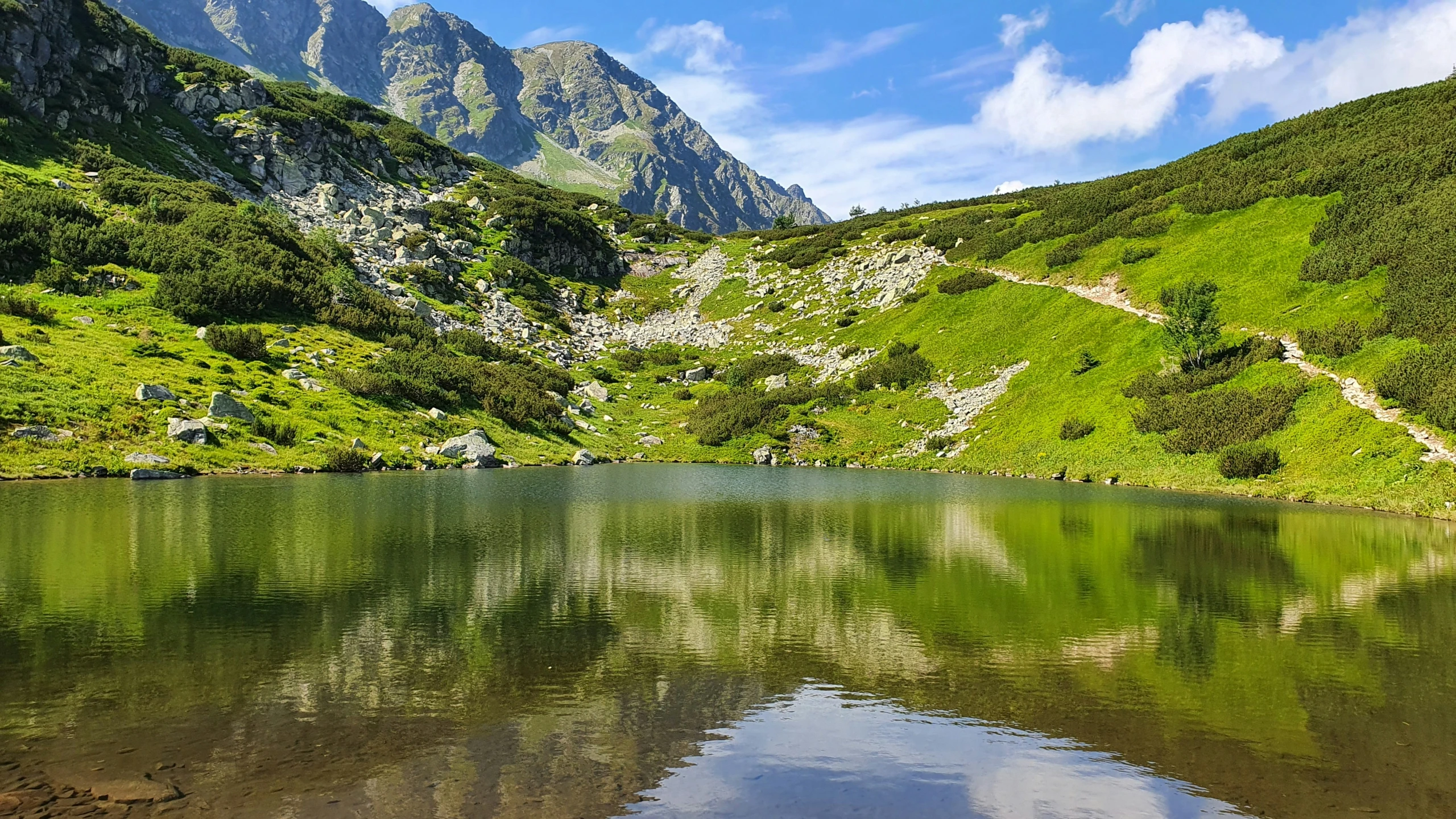 a mountain range that is reflected in the lake