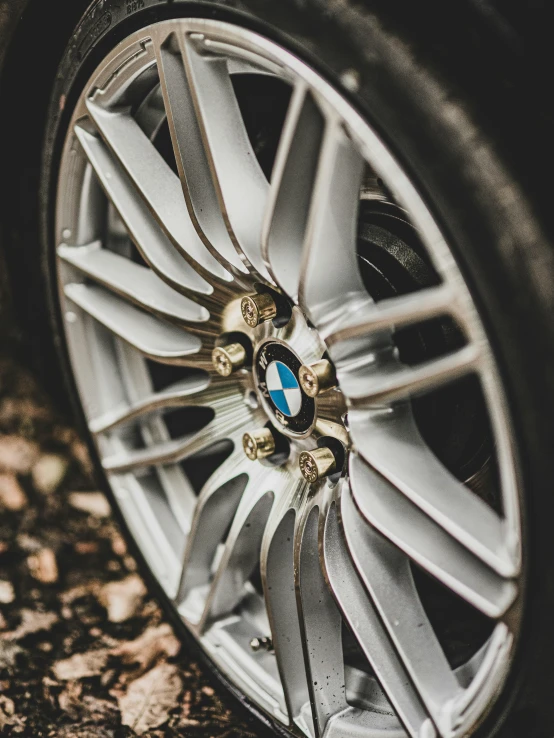 an image of a wheel with gold rims on it