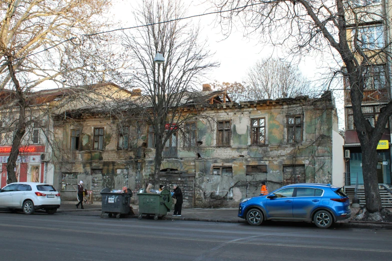 the building is destroyed and the traffic stopped to allow vehicles