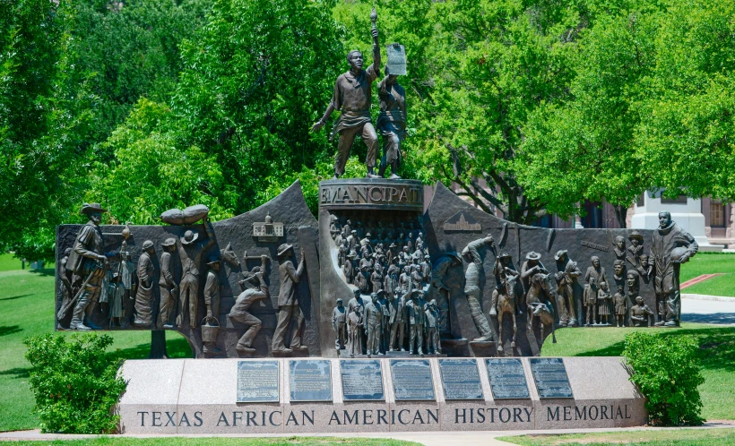 statue of native americans on the front of an american monument
