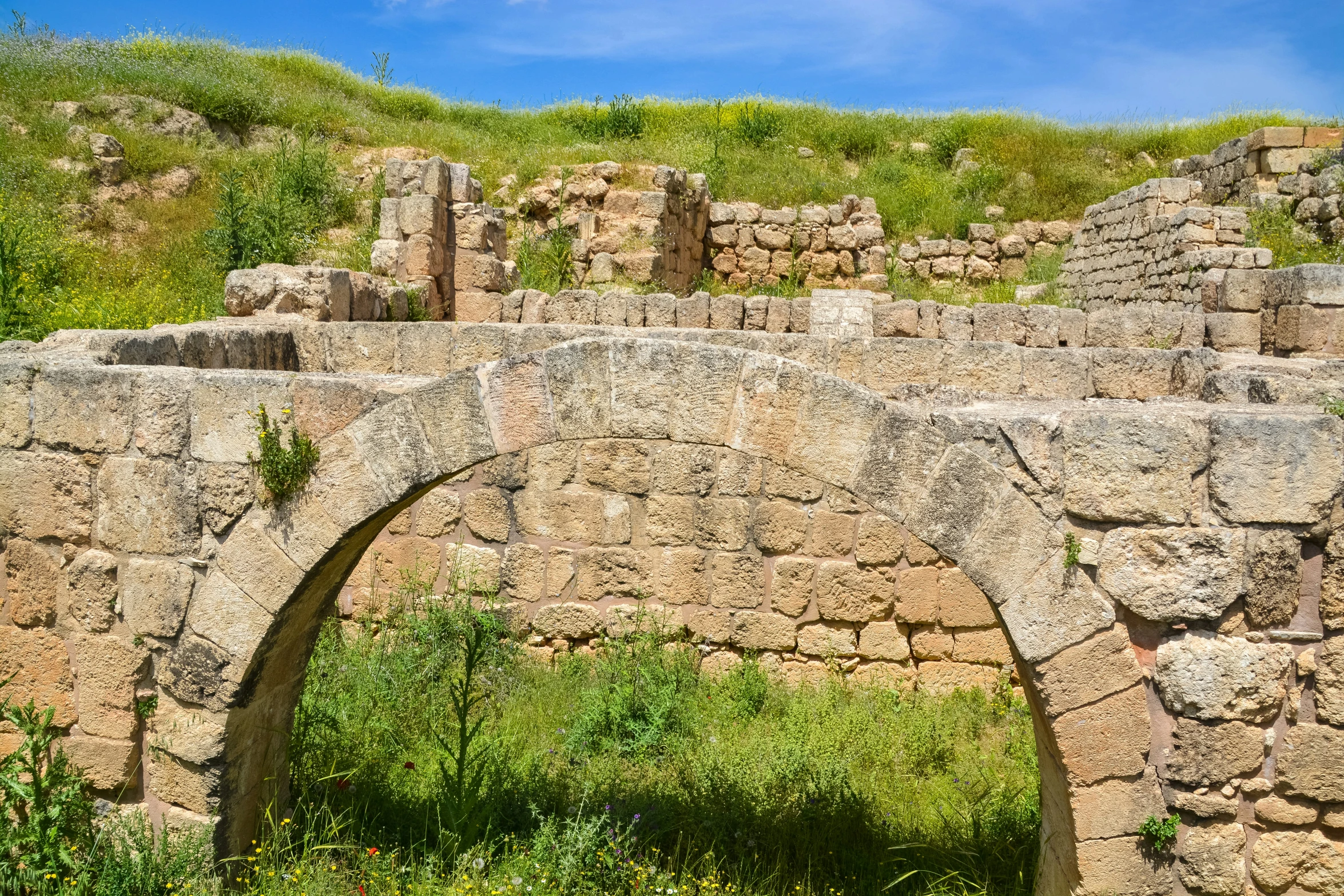 there is a bridge that has an open area in it