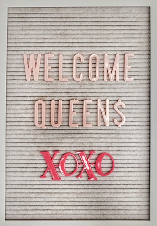 a sign that says welcome to the queens