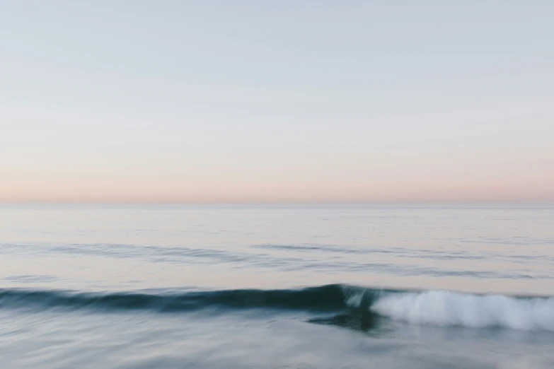 a blurry picture of the ocean with waves