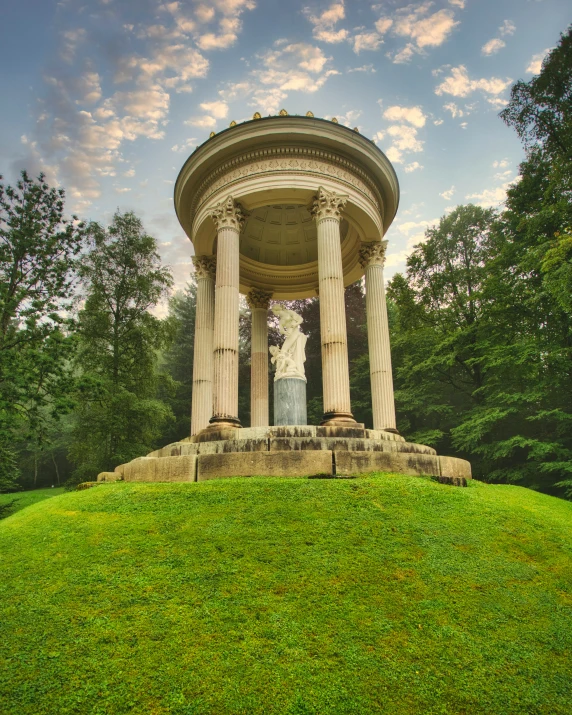 there is a sculpture in the middle of a field