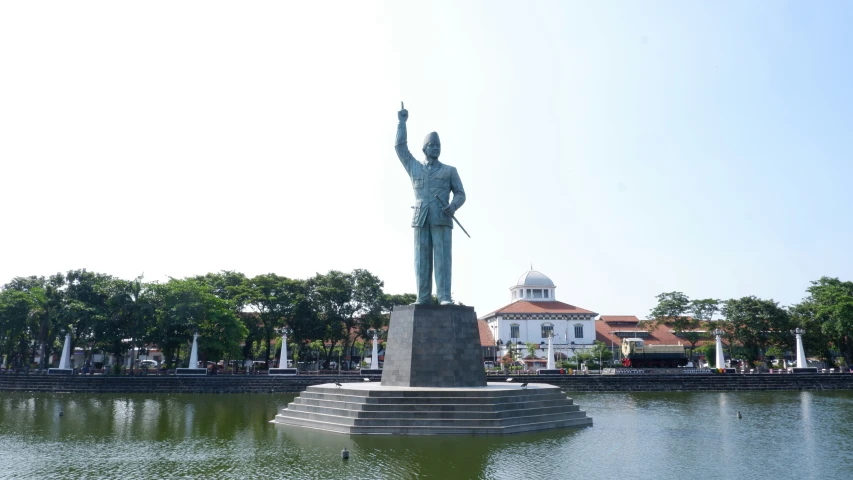 the statue of an american citizen stands in the middle of a lake