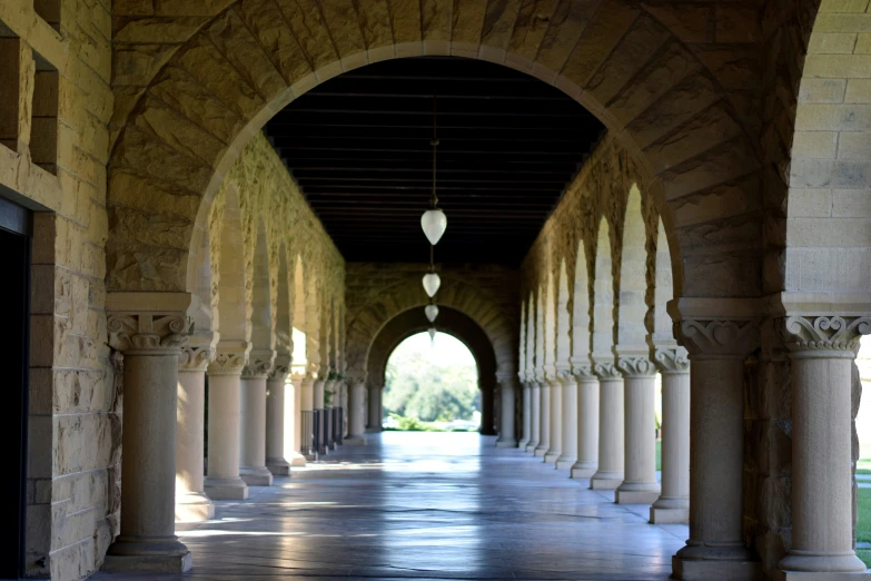 a hallway is covered in columns and arches