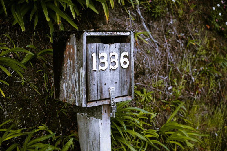 a old wooden box and sign that says 08ei on it