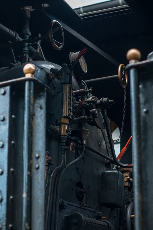 pipes and gears are attached to the front of an old locomotive