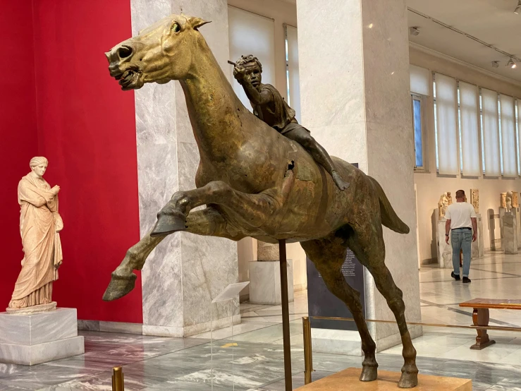 the statue is riding on top of a horse