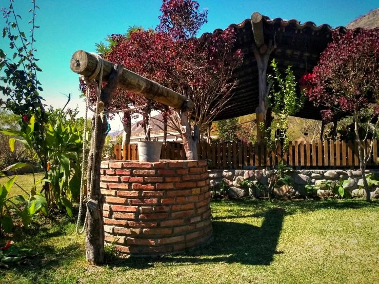 a backyard with an archway made of bricks
