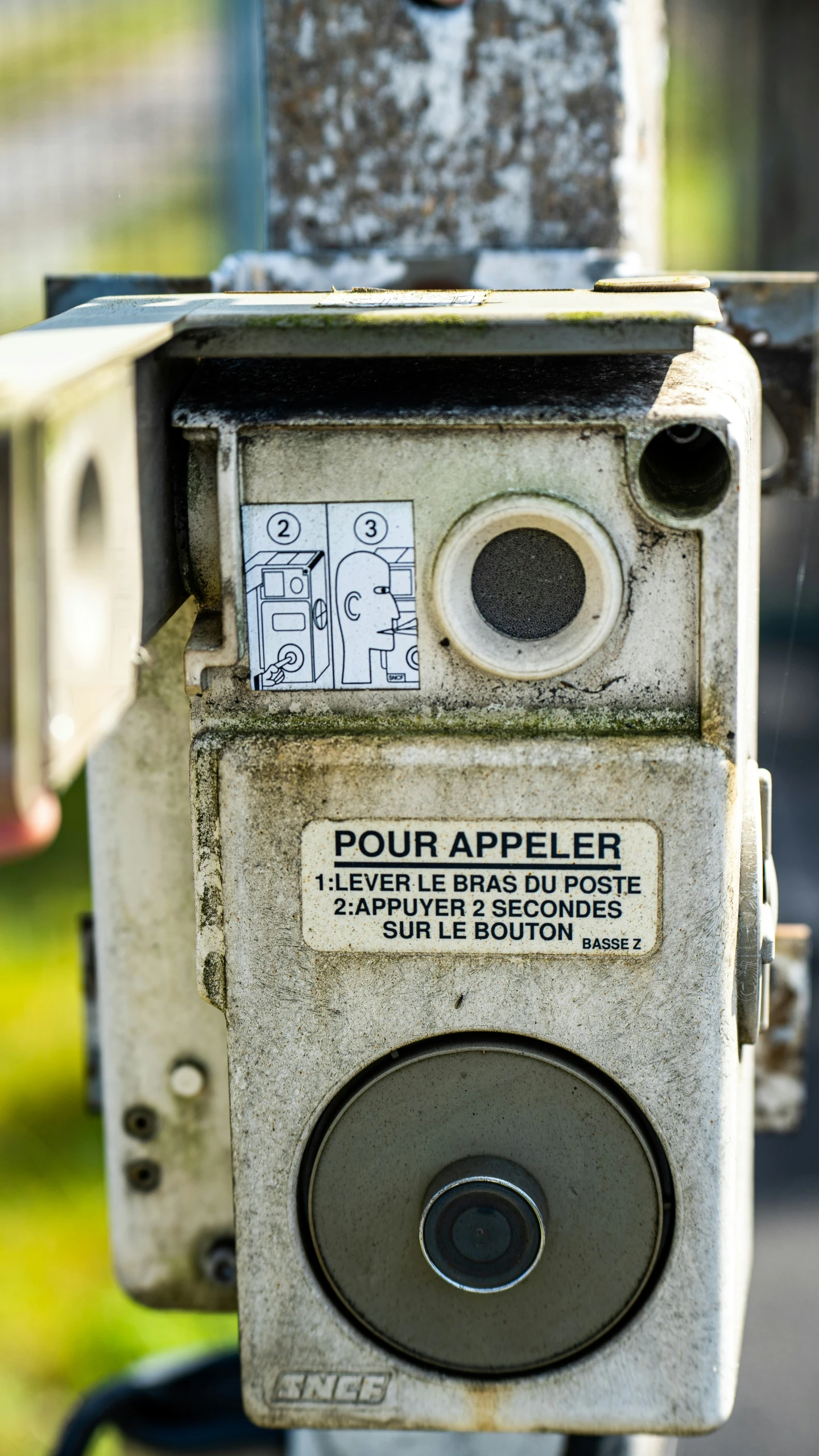 a machine that is standing in the grass