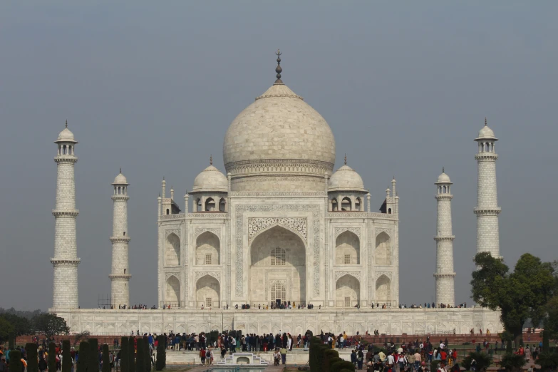 there is a white mosque that has columns and arches