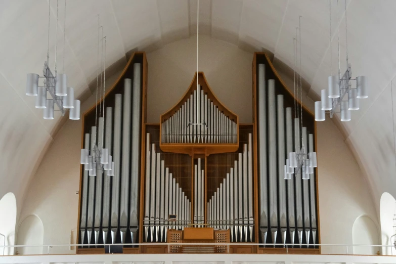a pipe organ in the aisle of a church