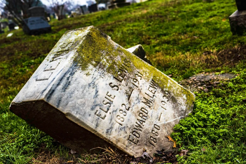 a grave in the middle of a grassy area