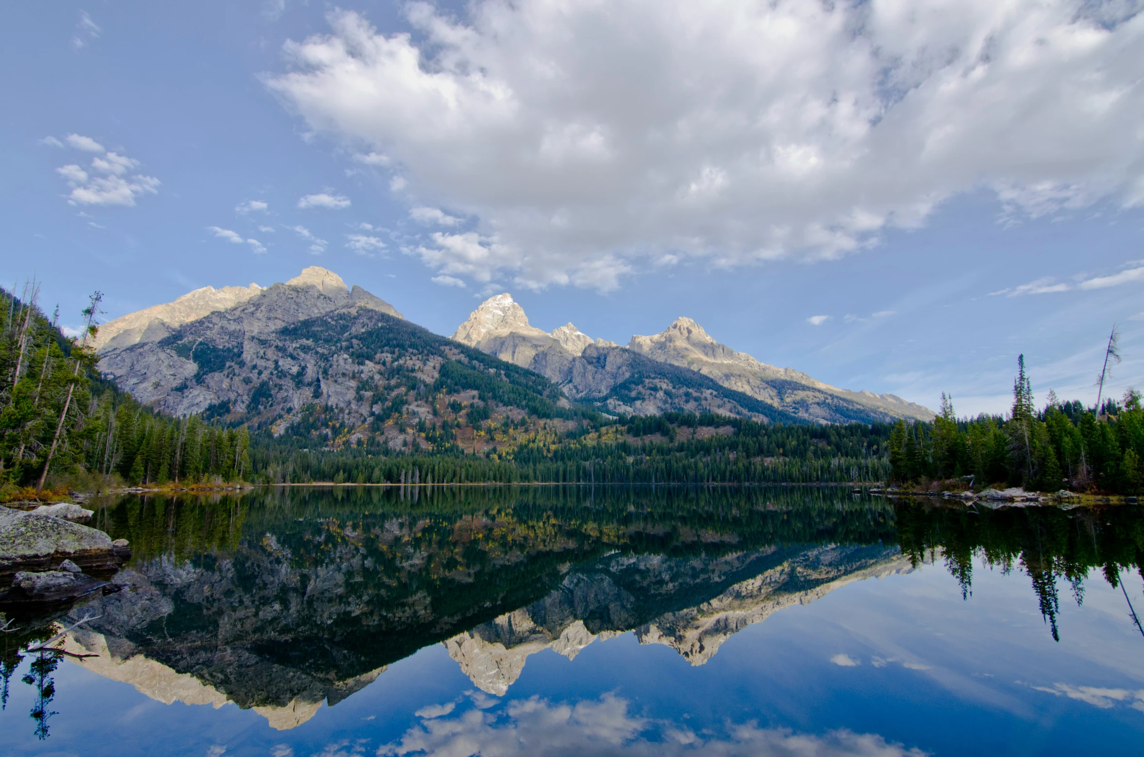 there are mountains that are reflected in the water