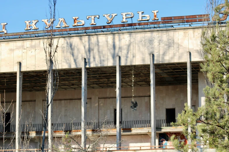 a building with columns and the words klaivsta typi on top
