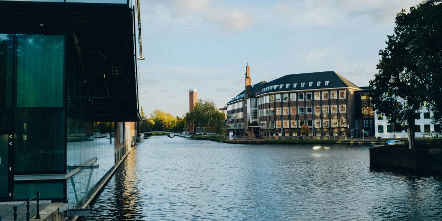 the houses are next to the river and some water