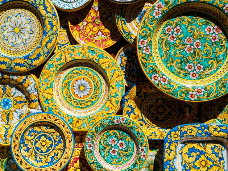 there are many different colorful plates sitting on display