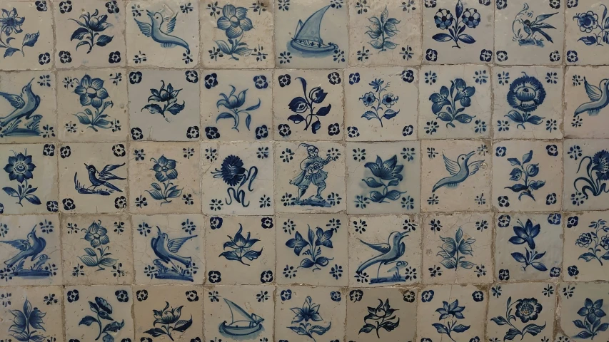 a wall with a pattern of blue and white tiles