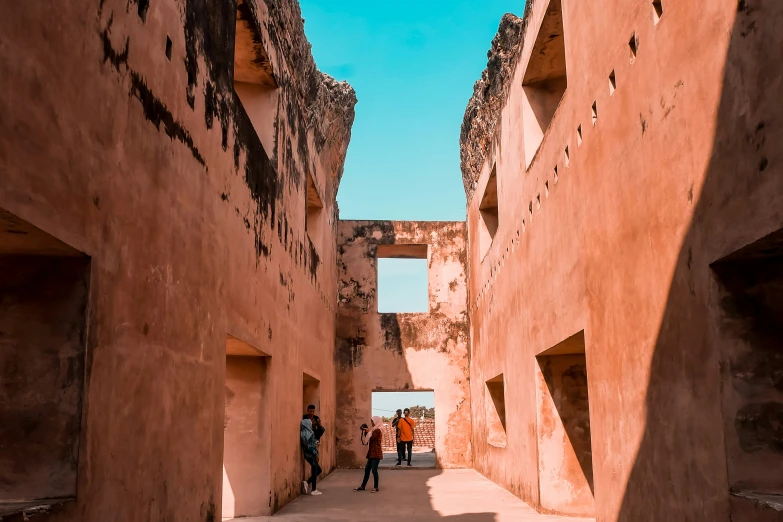 a narrow pathway that is between two buildings