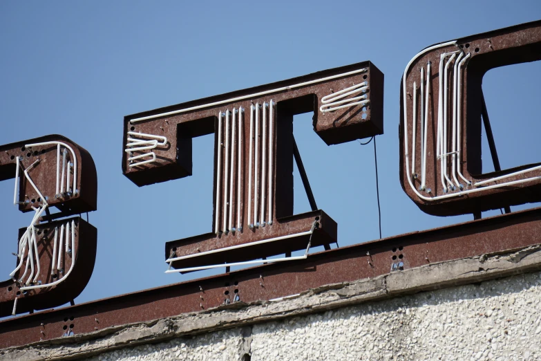 a old rusty sign that reads pike st