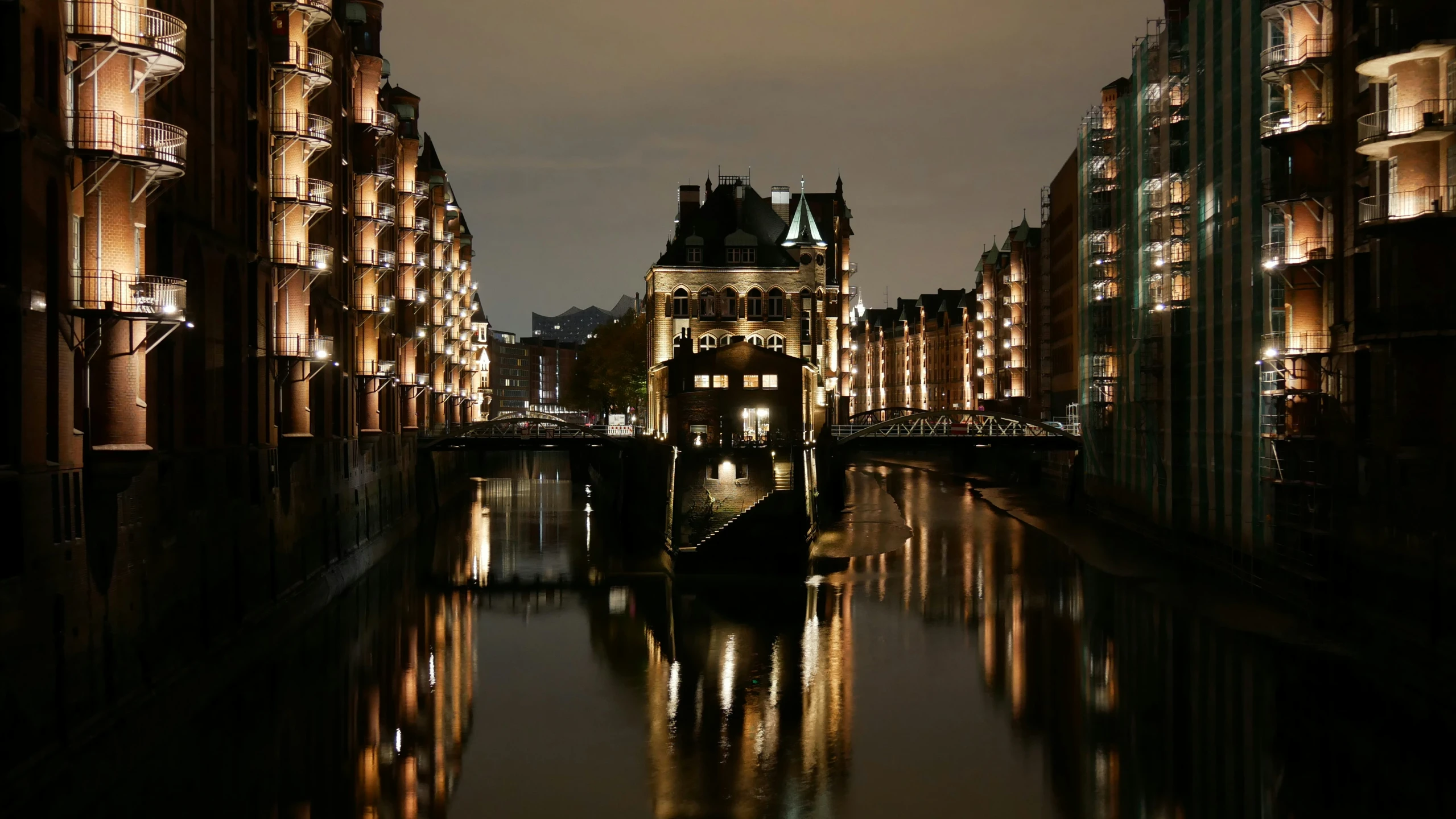 a canal running through the middle of some buildings