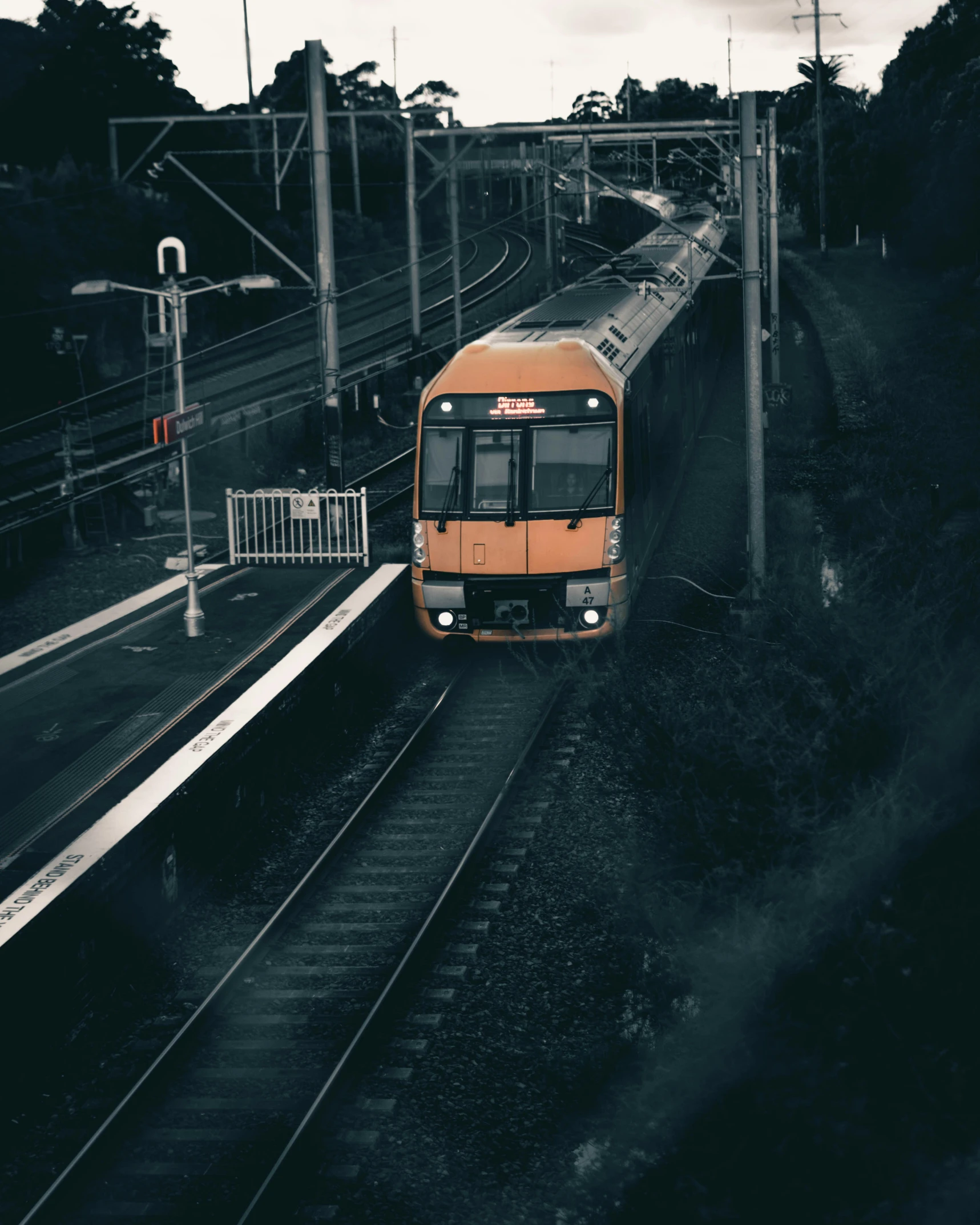 a train coming through an empty train station